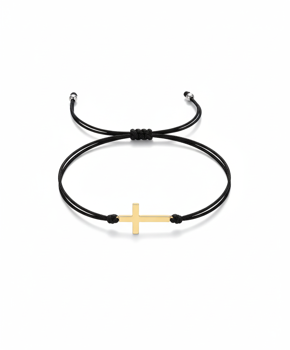 Pulseira ajustável de fio preto com um charm de cruz horizontal dourada, sobre fundo branco.
