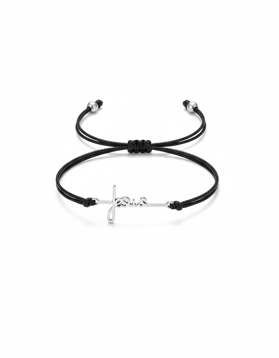 Pulseira de fio preto com charm prateado da palavra 'Jesus' e fecho ajustável, sobre fundo branco.