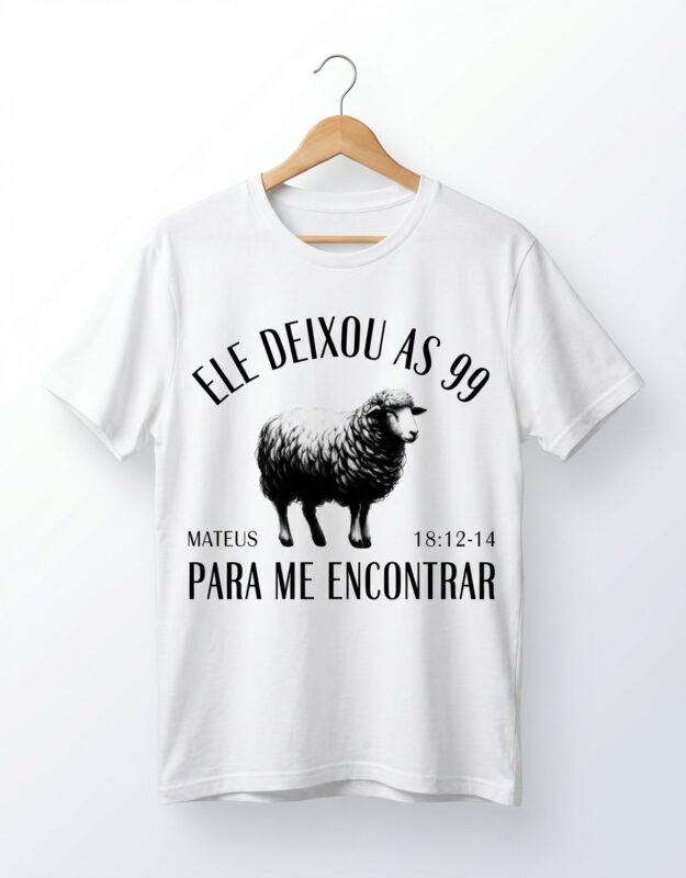 T-shirt branca com estampa de ovelha e a frase 'Ele deixou as 99 para me encontrar' pendurada num cabide de madeira.