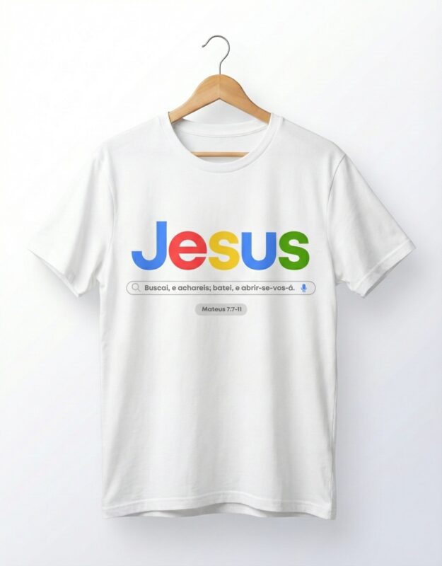 T-shirt branca unissexo com estampa 'Jesus' a imitar o logo do Google, pendurada num cabide de madeira.