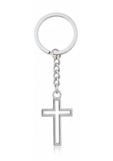 Porta-chaves de metal prateado com pendente em forma de cruz vazada, sobre um fundo branco.