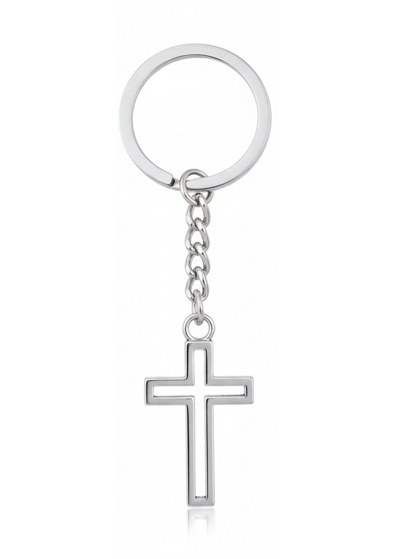 Porta-chaves de metal prateado com pendente em forma de cruz vazada, sobre um fundo branco.